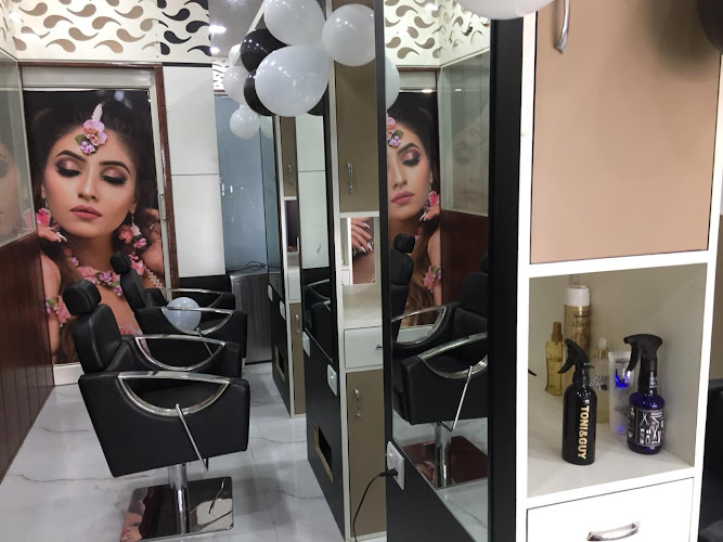 HONEY MAKEOVER & ACADEMY / Makeup Studio in Kota /Bridal makeup in Kota